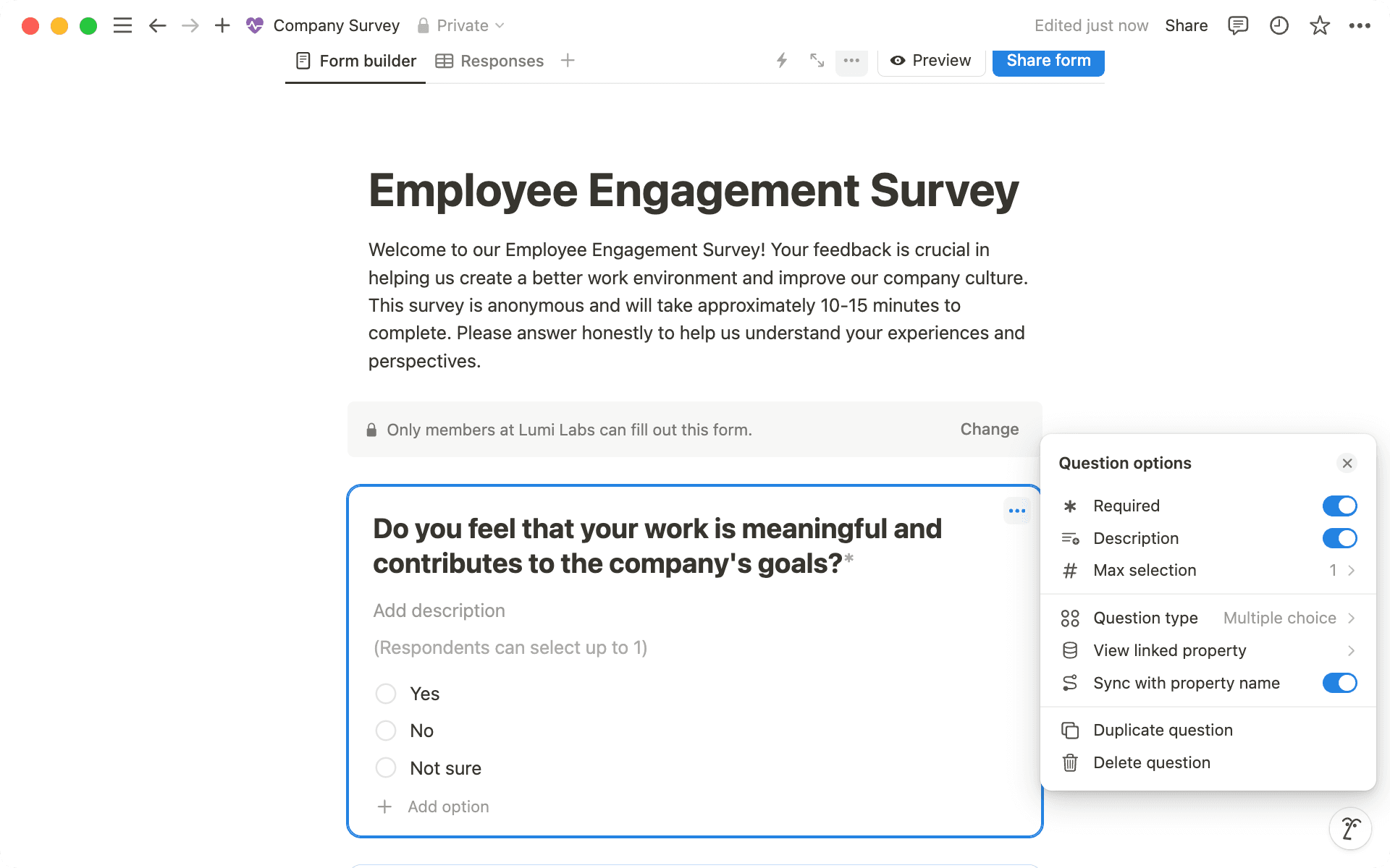 Accédez au menu ••• à partir de n’importe quelle question pour la marquer comme obligatoire et ajouter des descriptions utiles.
